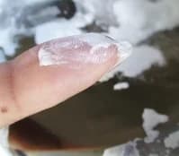 Cristales blandos de aragonite en la yema de un dedo — cal convertida a partir de calcite dura