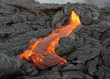 Roca fundida — los materiales de la tierra portan cada uno su propia frecuencia natural