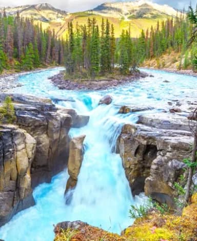 Cascada de montaña — aceleración y desaceleración naturales del agua